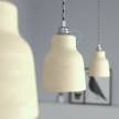 Lámpara colgante hecha en Italia con cable textil, pantalla Vaso de cerámica y acabados metálicos