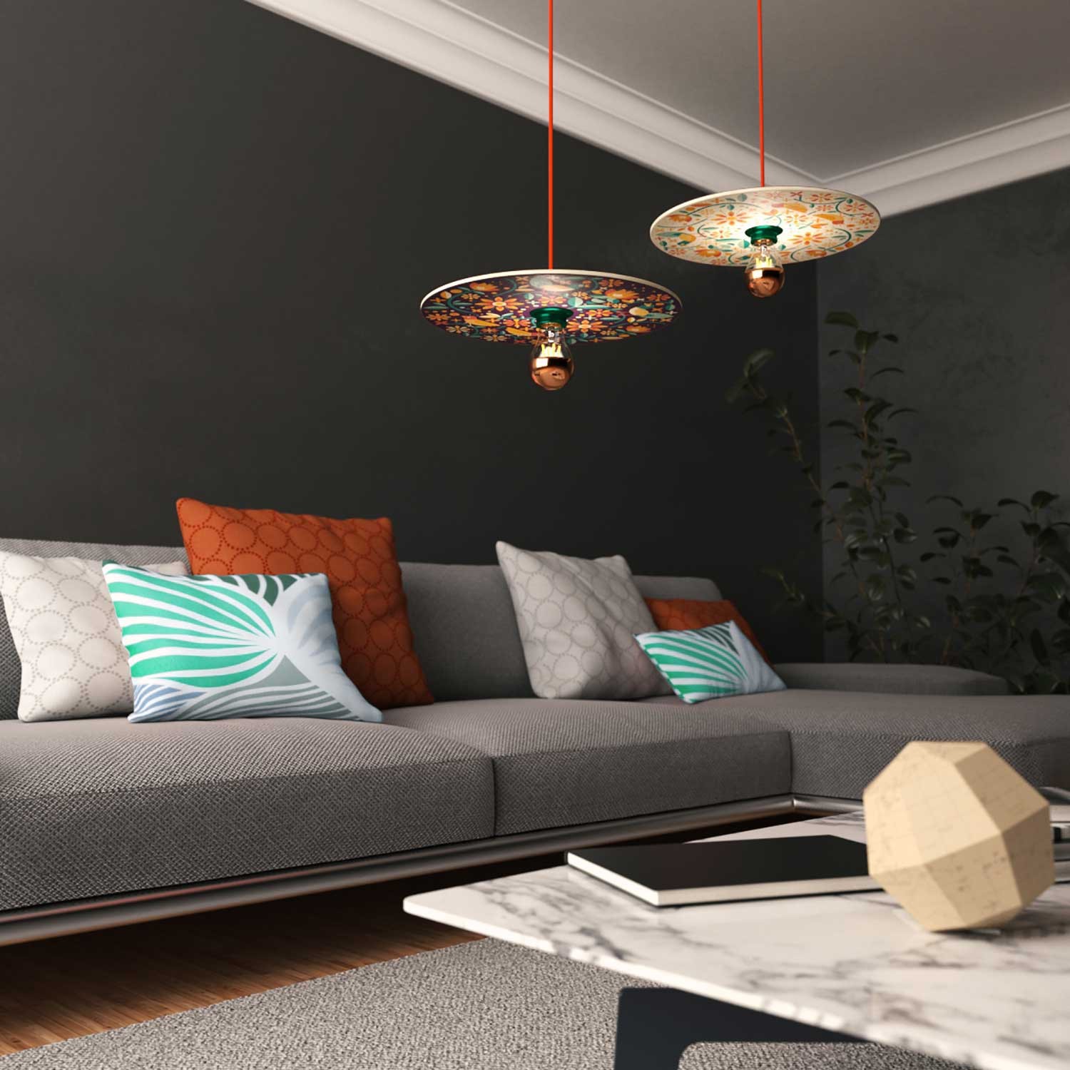 Lámpara colgante hecha en Italia con cable textil, pantalla de madera UFO de doble cara y acabados metálicos