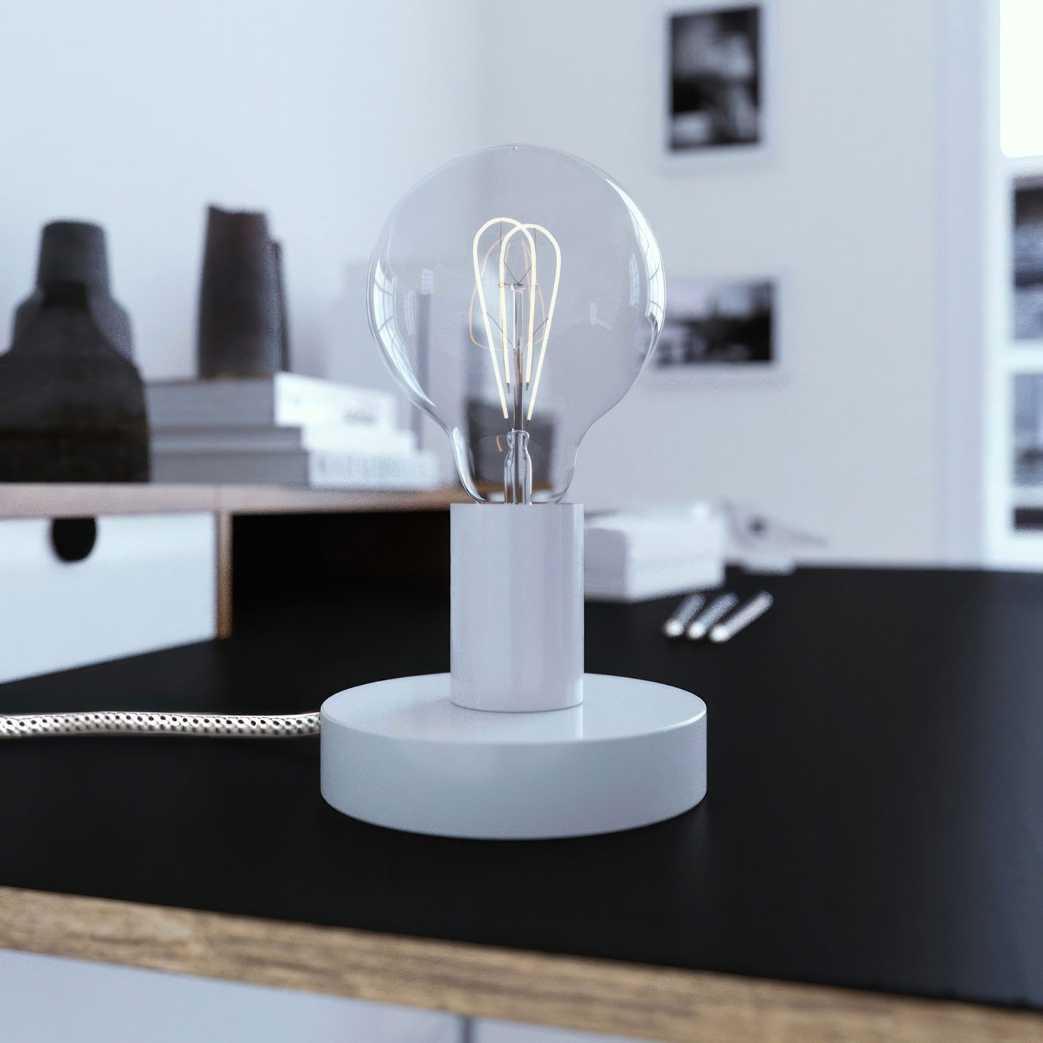 Posaluce - Metal table lamp with UK plug