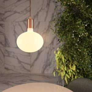 Lámpara colgante hecha en Italia con cable textil, bombilla y detalles metálicos en contraste