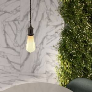 Lámpara colgante hecha en Italia con cable textil trenzado, bombilla y portalámparas de aluminio